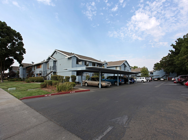 Woodside Glen Apartments in Woodland, CA - Foto de edificio - Building Photo