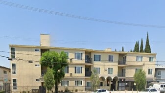 13535 Victory Blvd in Los Angeles, CA - Building Photo