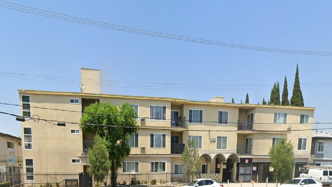 13535 Victory Blvd in Los Angeles, CA - Building Photo