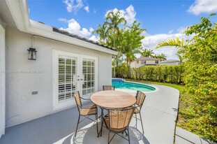 929 Phoenix Way in Weston, FL - Building Photo