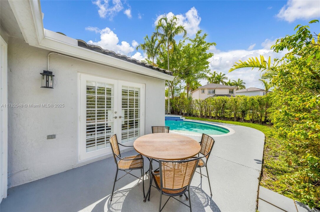 929 Phoenix Way in Weston, FL - Building Photo