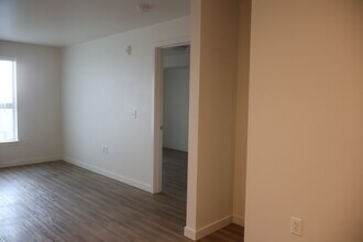 Madrona Square in Everett, WA - Foto de edificio - Building Photo