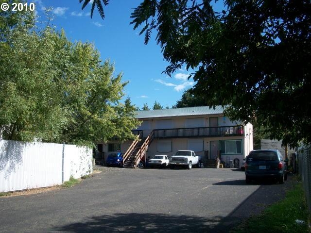 261-267 NW Civil Bend Ave in Winston, OR - Foto de edificio - Building Photo