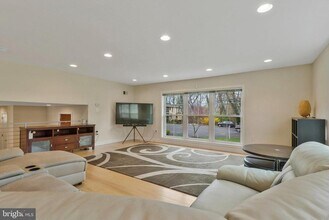8543 W Howell Rd in Bethesda, MD - Building Photo - Building Photo