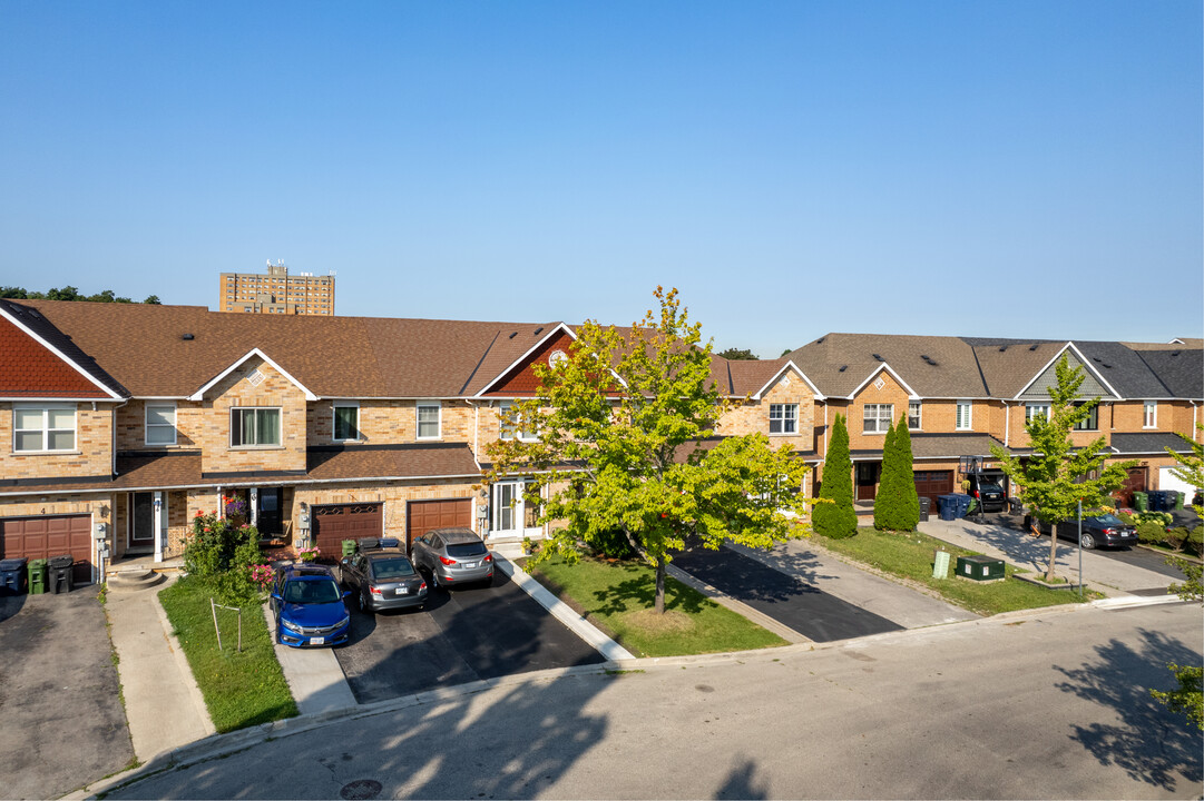 20 Mattari Crt in Toronto, ON - Building Photo