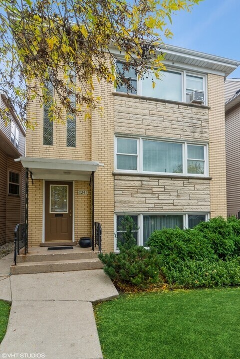 6241 W Montrose Ave in Chicago, IL - Building Photo