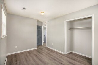 18802 E Blackhawk Trail in Independence, MO - Foto de edificio - Building Photo