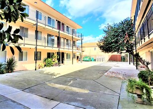 Rossmore court in Oakland, CA - Building Photo - Building Photo