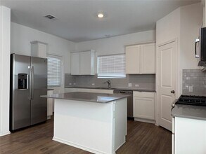 404 Milliner Lp in Hutto, TX - Building Photo - Building Photo