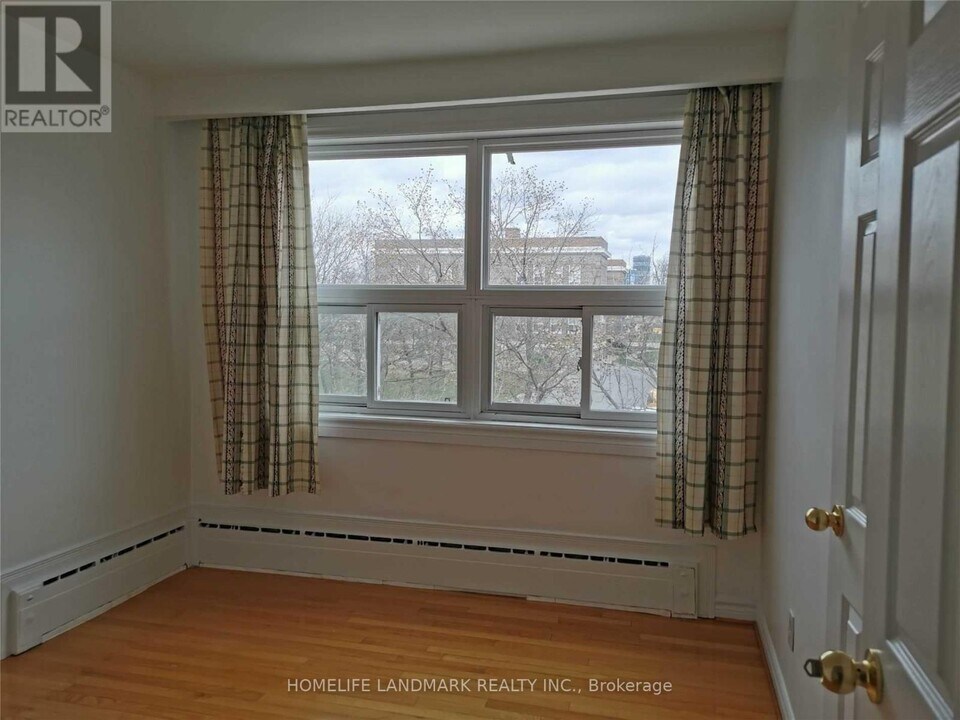 407 Royal York Rd in Toronto, ON - Building Photo