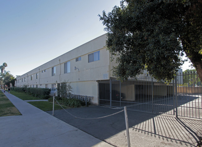 The Village Apartments in Anaheim, CA - Foto de edificio - Building Photo