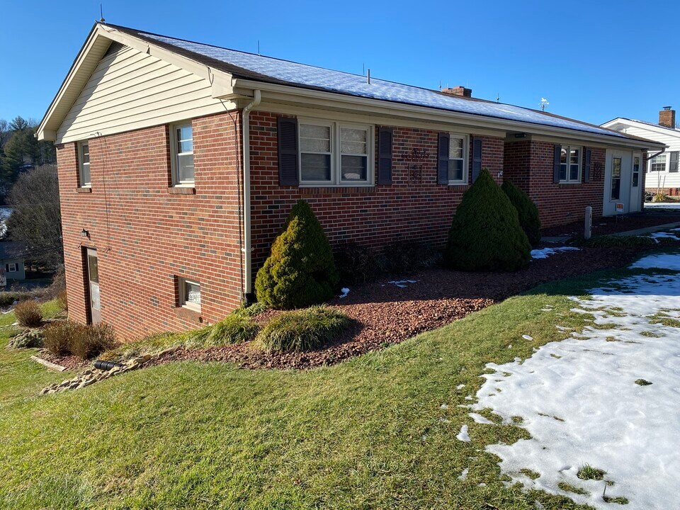 410 Colonial Ave in Independence, VA - Foto de edificio