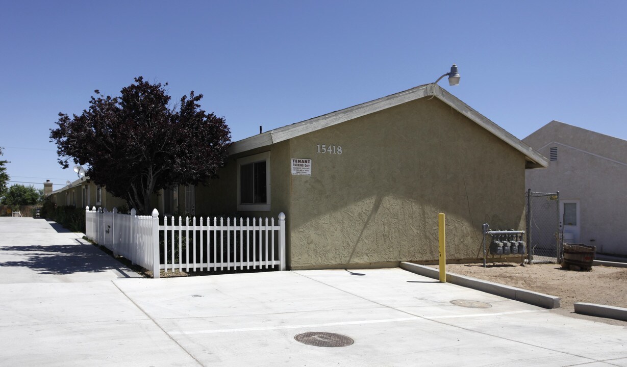 15418 Bear Vally Rd in Victorville, CA - Building Photo