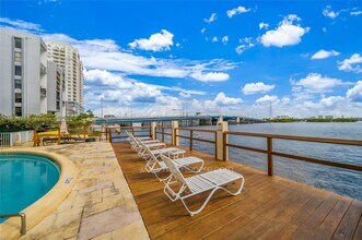 7845 NE Bayshore Ct in Miami, FL - Building Photo - Building Photo