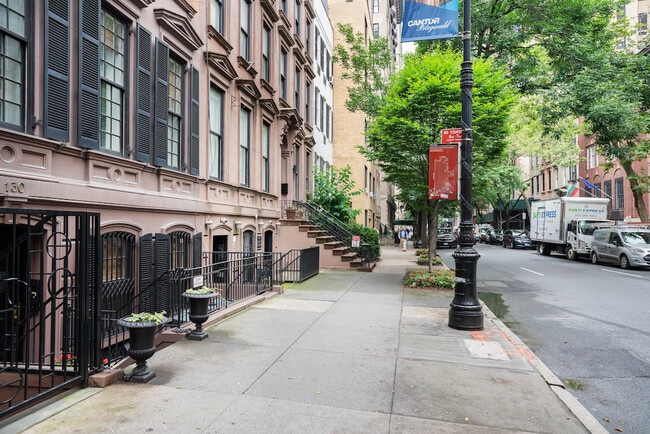 1871 House in New York, NY - Foto de edificio - Building Photo