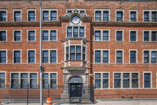 6533 E Jefferson Ave in Detroit, MI - Building Photo