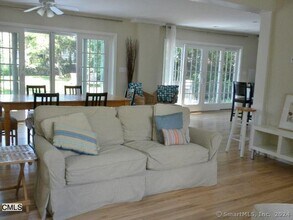 914 S Pine Creek Rd in Fairfield, CT - Building Photo - Building Photo