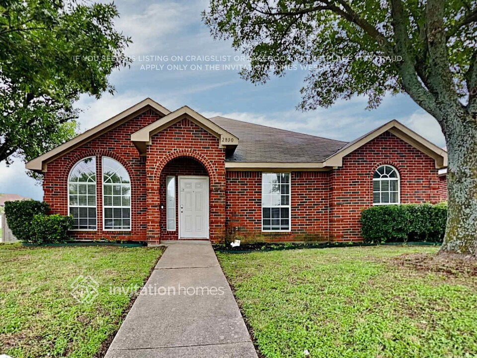 2800 St Martin Dr in Lancaster, TX - Foto de edificio