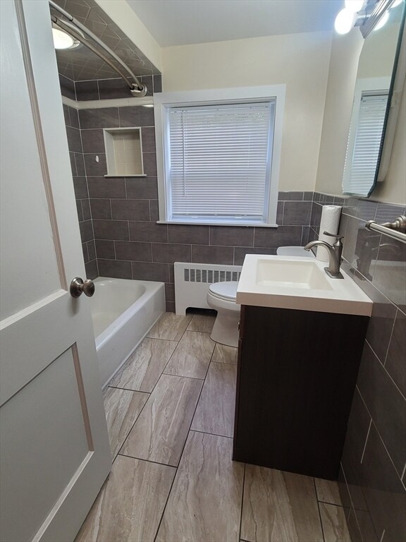 445 Newport Ave, Unit 2 in Quincy, MA - Foto de edificio - Building Photo