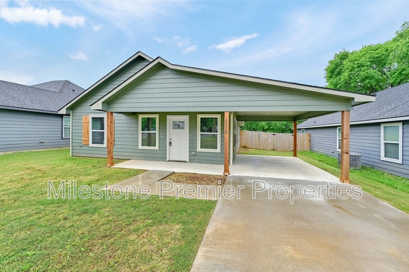 616 W Coffin St in Denison, TX - Building Photo