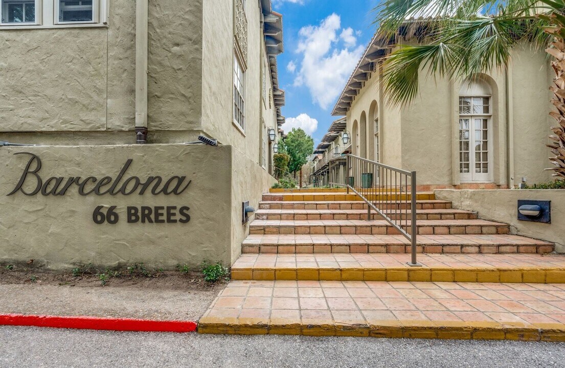 66 BREES in San Antonio, TX - Building Photo