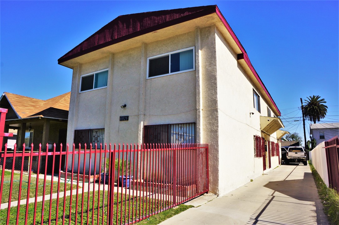 6926 Bonsallo Ave in Los Angeles, CA - Building Photo