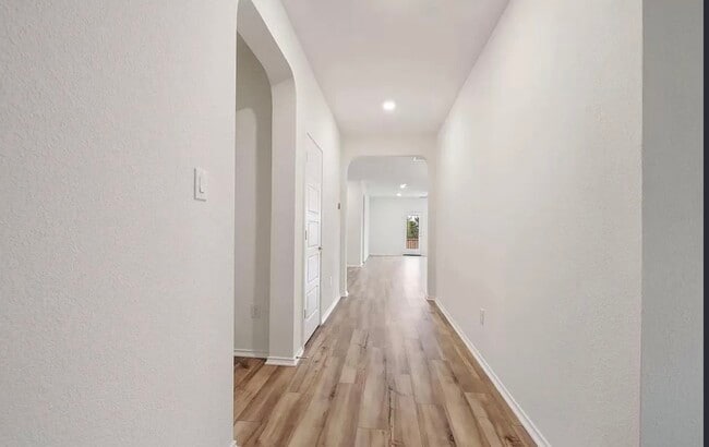 100 Jarbridge Dr in Kyle, TX - Foto de edificio - Building Photo