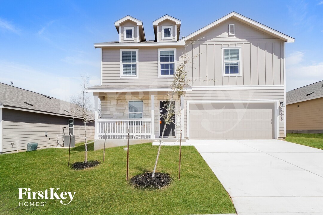 9966 Sarrebourg St in Schertz, TX - Foto de edificio