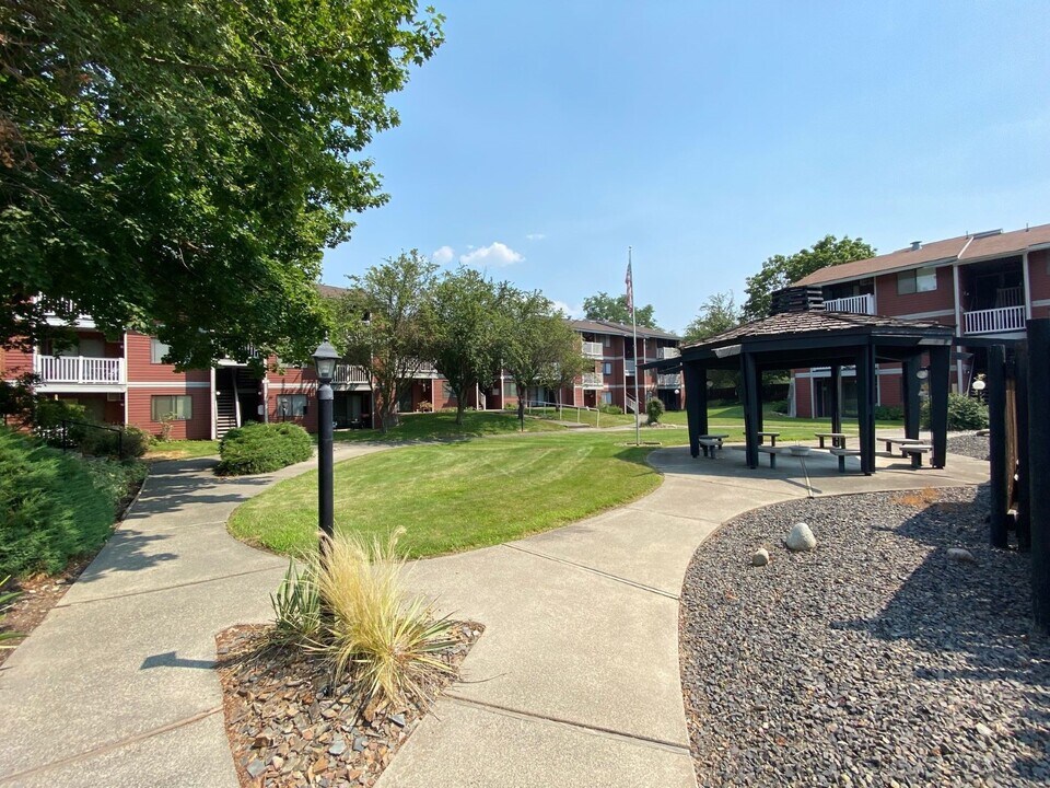 Brooks Square in Spokane Valley, WA - Building Photo