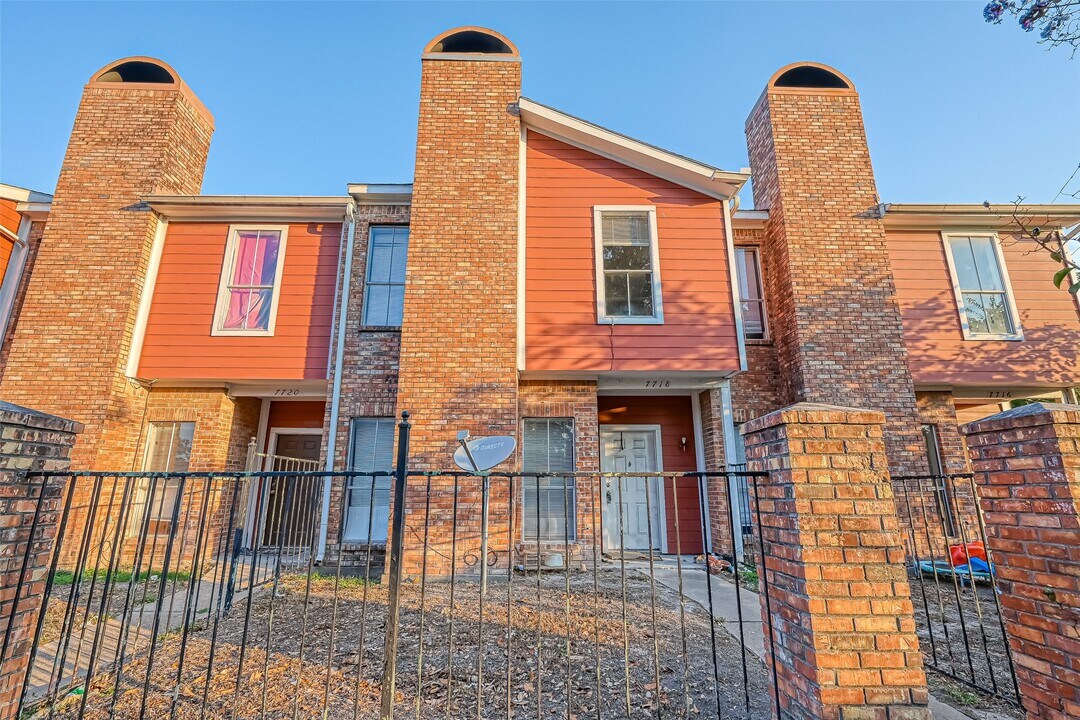 7726 W Gulf Bank Rd in Houston, TX - Building Photo