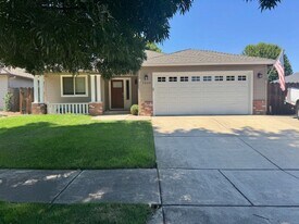 1334 Alex Way in Medford, OR - Building Photo