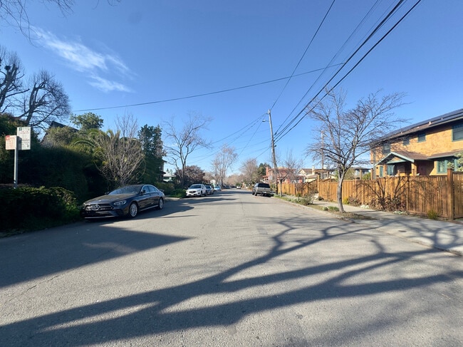 2733 Russell St, Unit B in Berkeley, CA - Foto de edificio - Building Photo