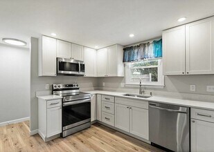 11 Railroad Ave in Rockport, MA - Building Photo - Building Photo