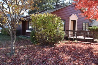 2704 Walnut St in Cedar Falls, IA - Foto de edificio - Building Photo