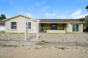 971 Winsome Rd in North Fort Myers, FL - Building Photo