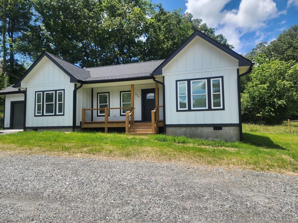 824 Riceville Rd in Asheville, NC - Building Photo