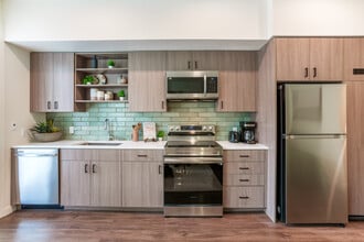 Centro Callan in San Leandro, CA - Foto de edificio - Interior Photo