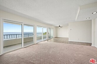 18000 Coastline Dr in Malibu, CA - Foto de edificio - Building Photo