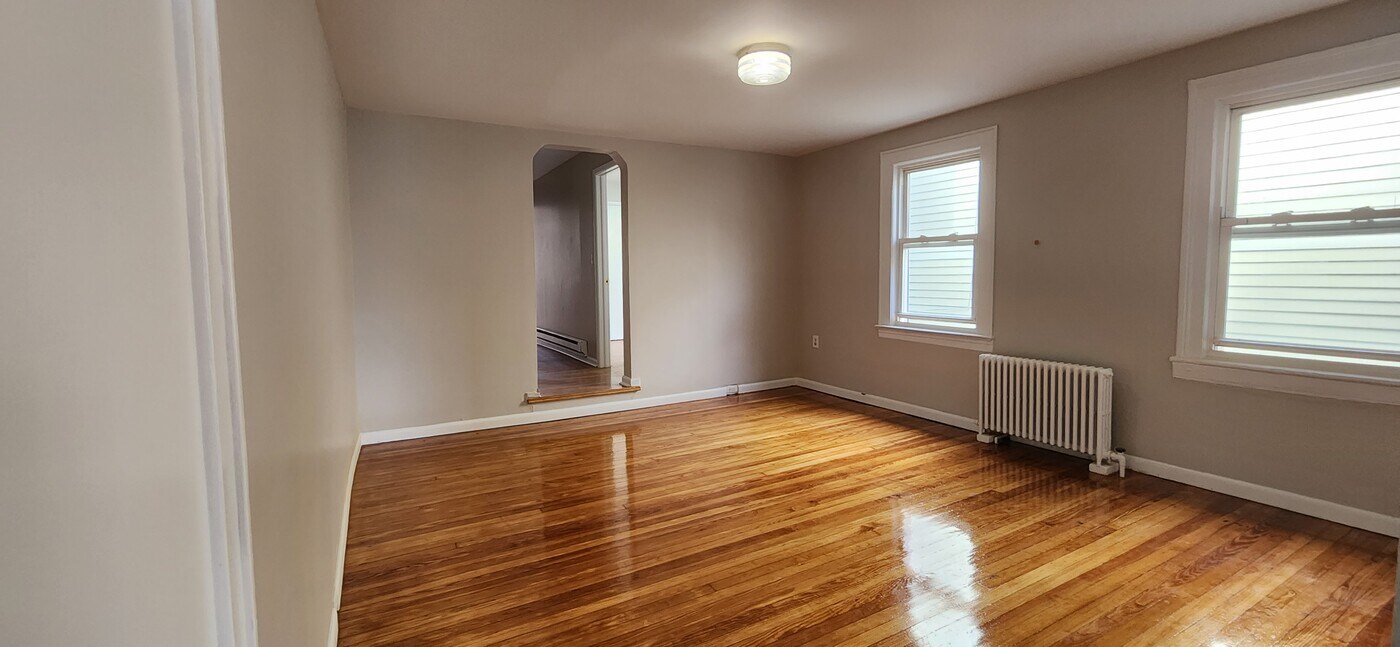 216 Elm St, Unit 2 in Newark, NJ - Building Photo