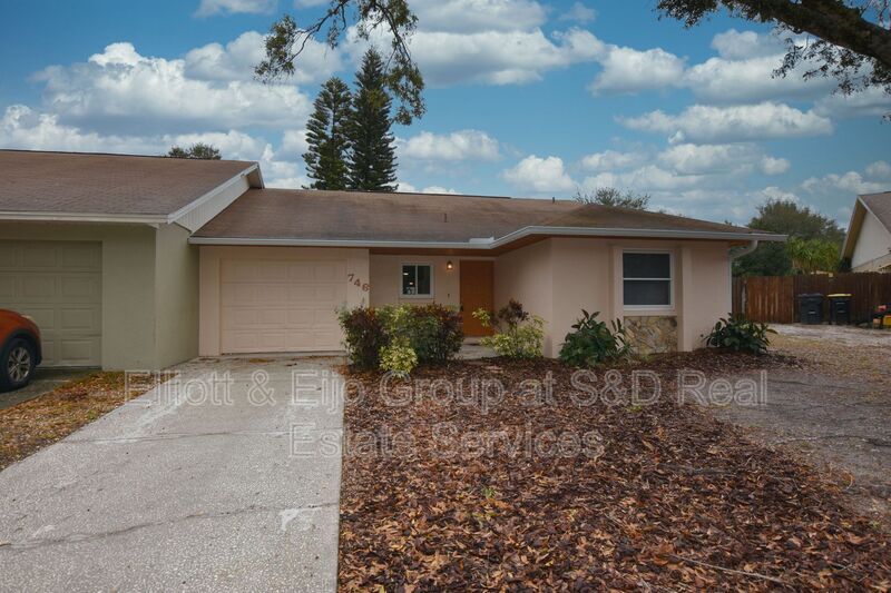 746 Highland Gardens Ln in Lakeland, FL - Building Photo