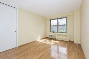 501 Surf Ave in Brooklyn, NY - Building Photo