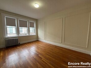 1687 Commonwealth Ave, Unit 38 in Boston, MA - Foto de edificio - Building Photo