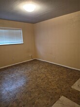 1014 Gunnison St in Sealy, TX - Foto de edificio - Building Photo