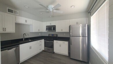 5709 N 8th Pl, Unit 5709 in Phoenix, AZ - Foto de edificio - Building Photo