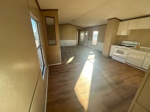 2008 W 3rd St in Newton, KS - Building Photo - Building Photo