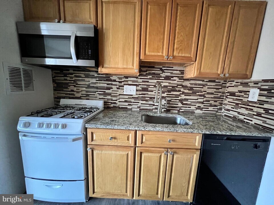 7600 Savannah St-Unit -103 in Falls Church, VA - Building Photo