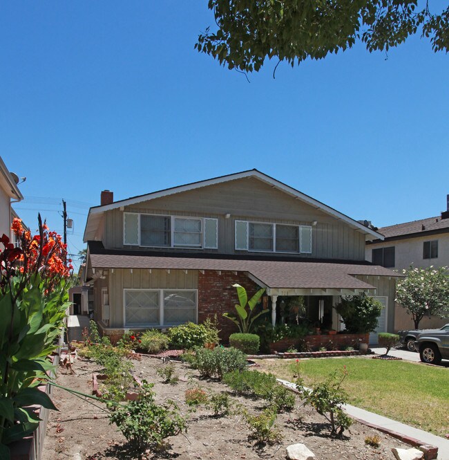 728 E Tujunga Ave in Burbank, CA - Building Photo - Building Photo