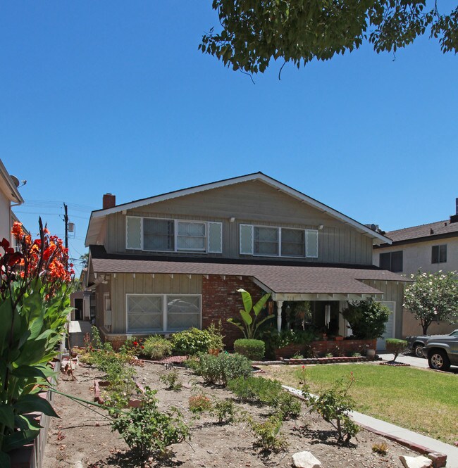 728 E Tujunga Ave in Burbank, CA - Foto de edificio - Building Photo