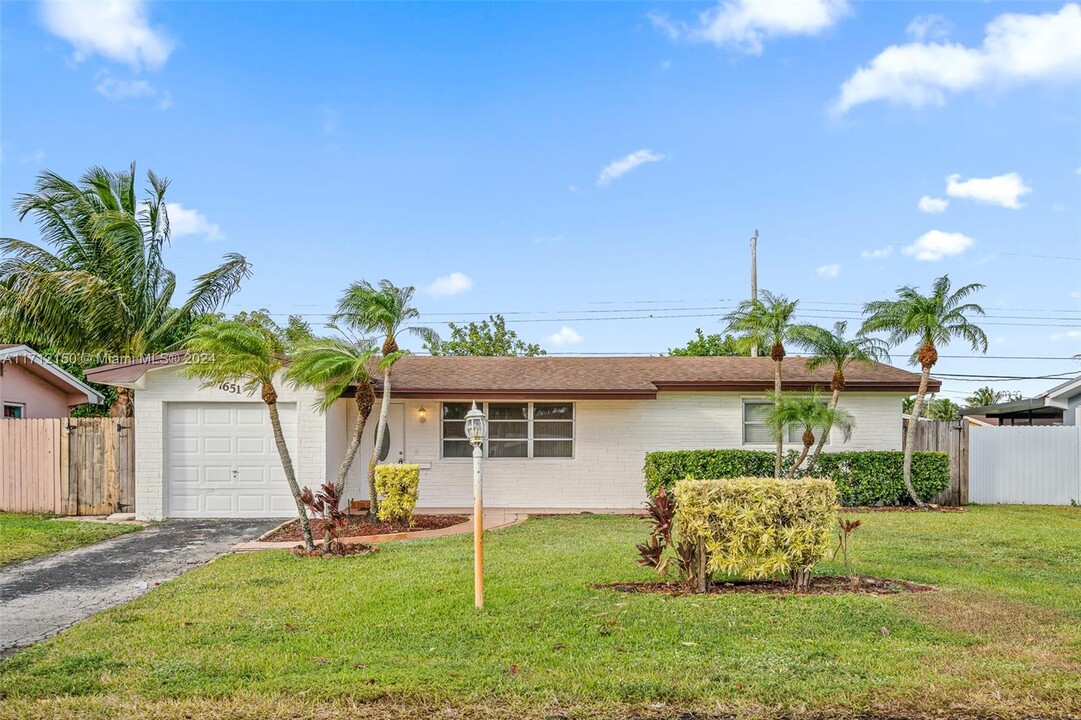 7651 NW 15th St in Pembroke Pines, FL - Building Photo