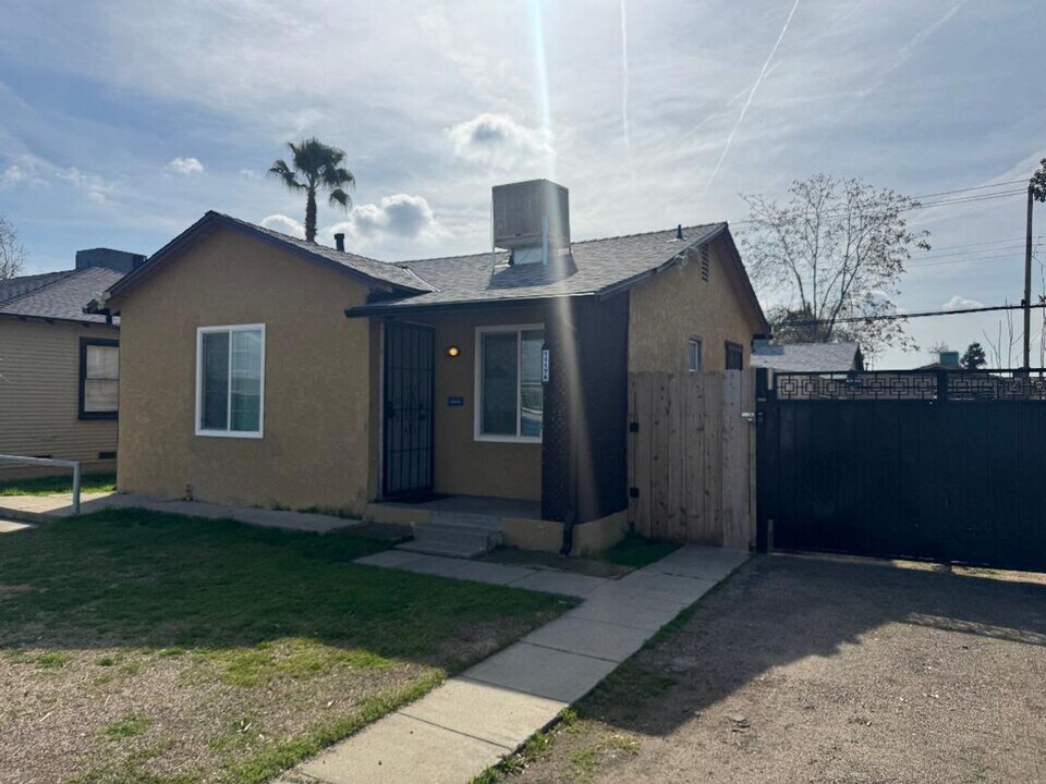 1117 Woodrow Ave in Bakersfield, CA - Building Photo